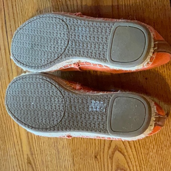 Michael Kors casual shoes. Tangerine in color. Slightly worn. Made of canvas. - Picture 4 of 5